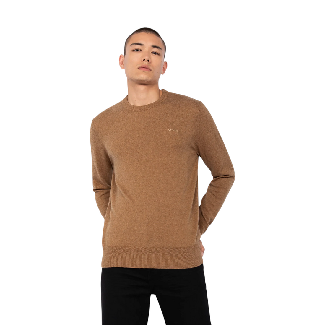 Homme portant un pull Born2ride Schott Plbeal1 en maille fine camel à col rond avec logo brodé sur la poitrine