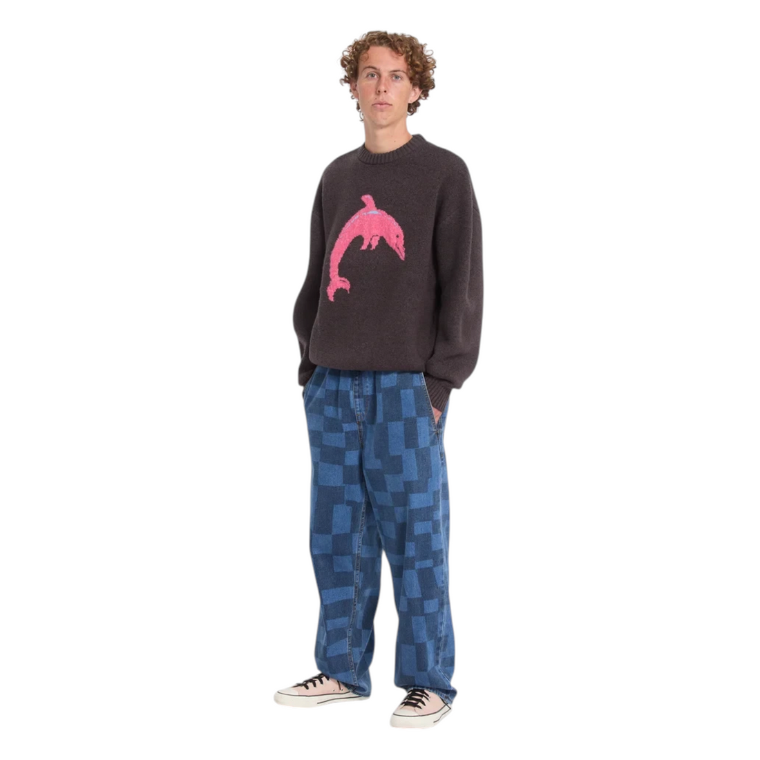 Homme portant le pull Born2ride Volcom Fa Ozzy Dolphin couleur raisin avec motif dauphin rose en nylon et acrylique
