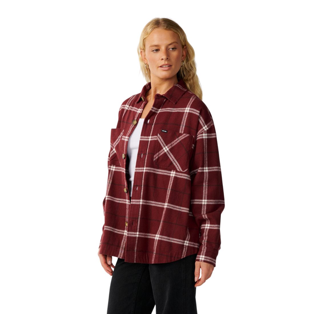Femme portant la chemise en flanelle Born2ride Rip Curl Venture à carreaux bordeaux et blancs sur fond clair
