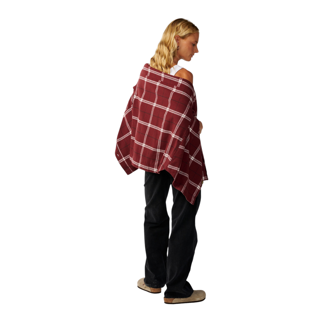 Femme portant la chemise en flanelle Born2ride Rip Curl Venture à carreaux prune sur un jean noir