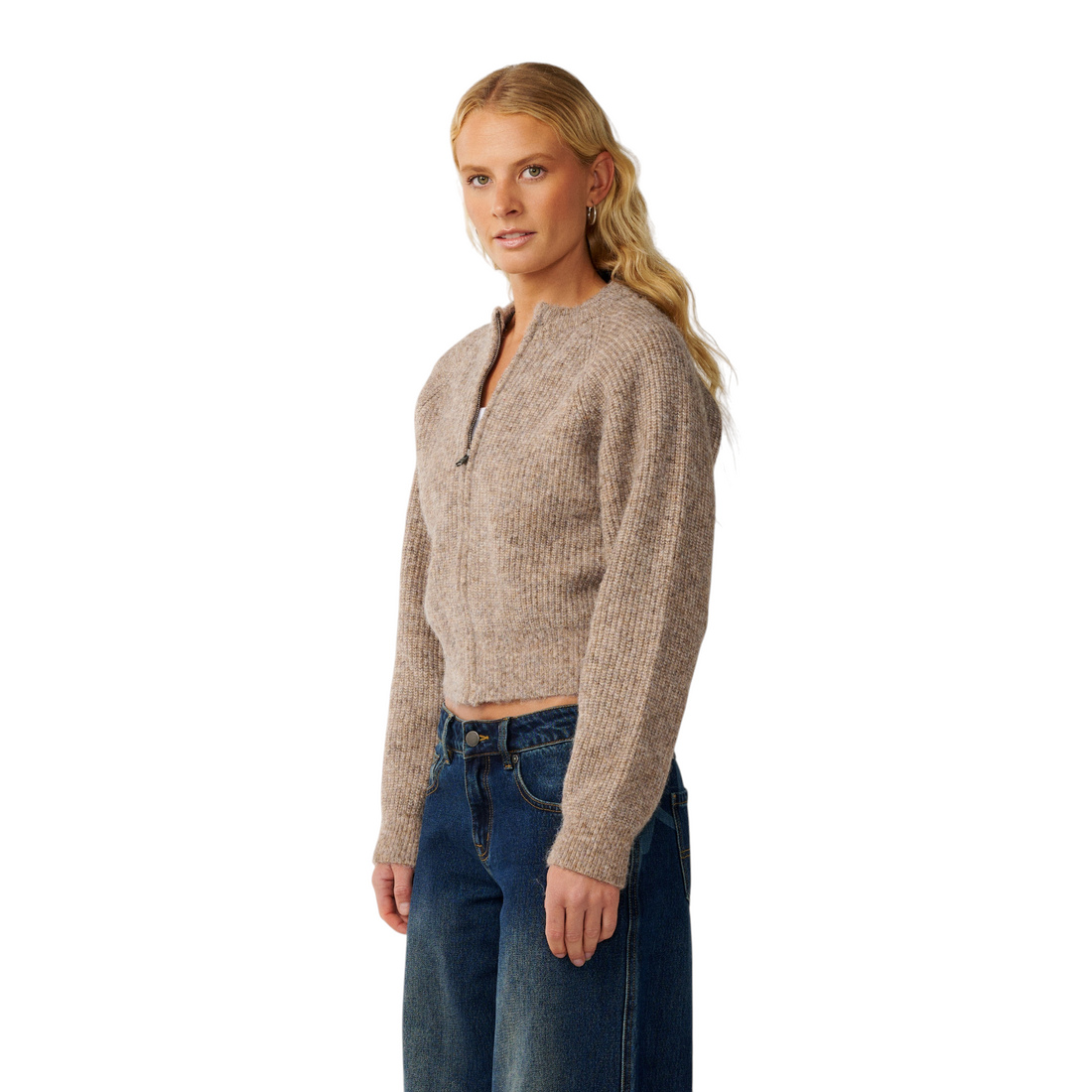 Femme portant un gilet zippé Born2ride Rip Curl en maille douce couleur mocha avec un jean bleu
