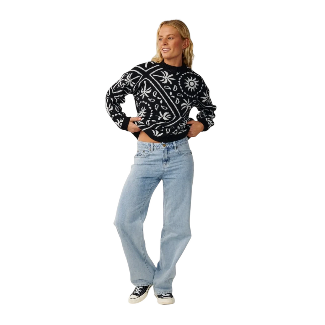 Femme portant le pull Born2ride Rip Curl Bossa Nova en maille jacquard noire à motifs bandana blancs