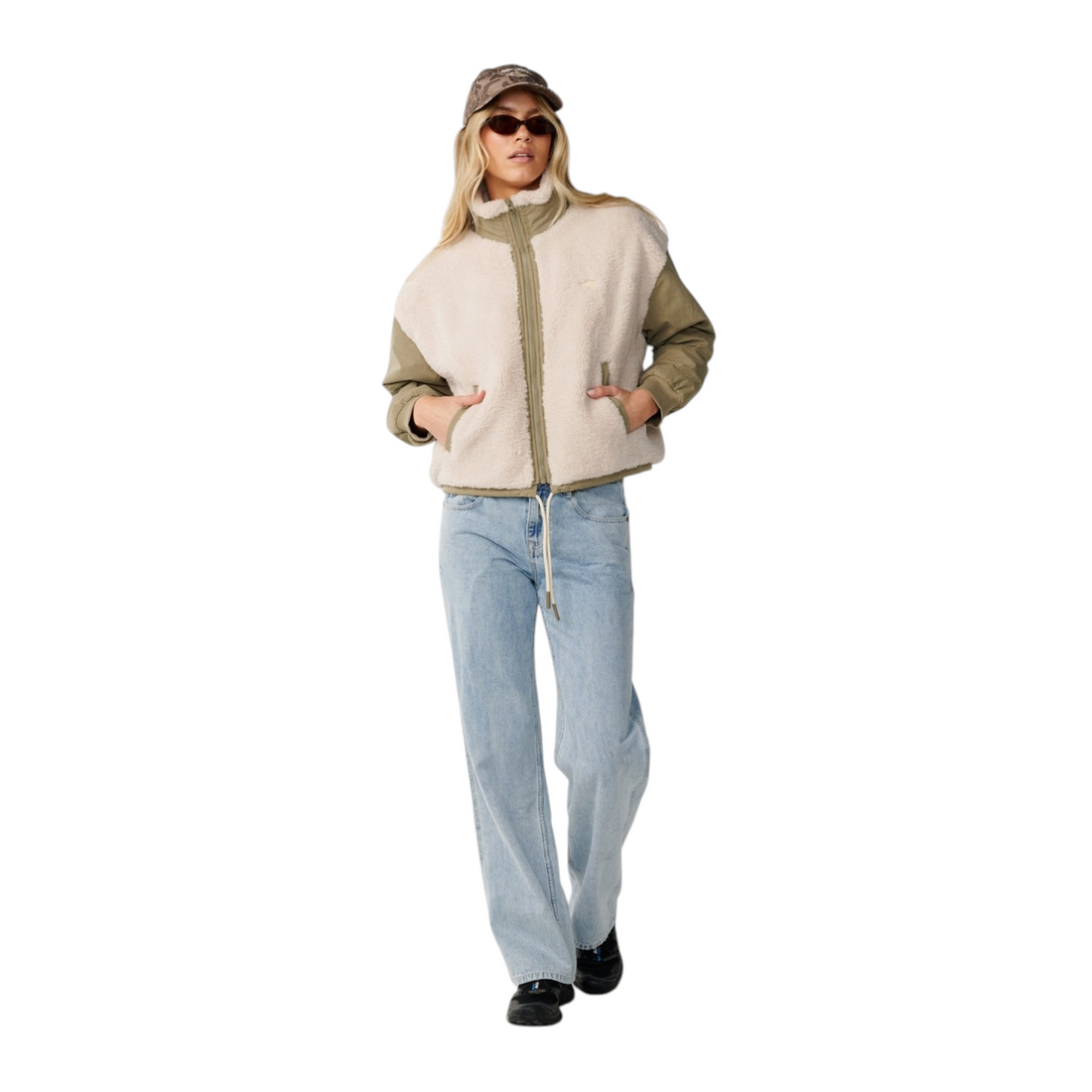 Veste Born2ride Rip Curl Venture Sherpa olive et beige portée par une femme avec un jean large et une casquette