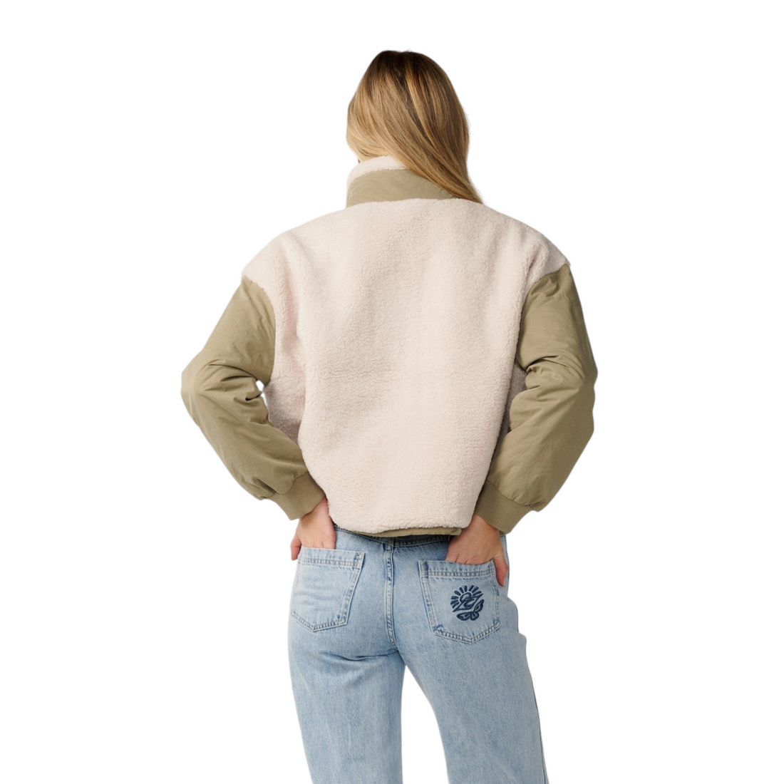 Vue arrière de la veste Born2ride Rip Curl Venture Sherpa en sherpa crème et manches olive, portée par une femme