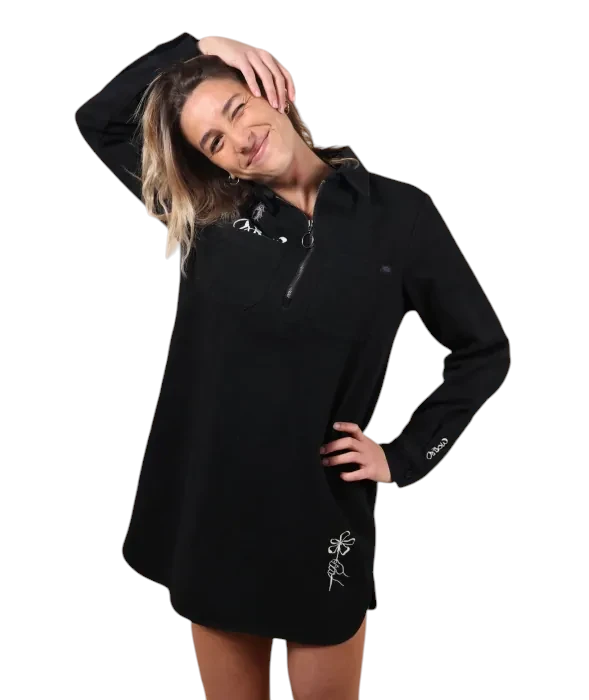 Femme portant la robe noire Oxbow Brodyflo-drs en coton twill épais avec fermeture éclair, vendue par Born2ride