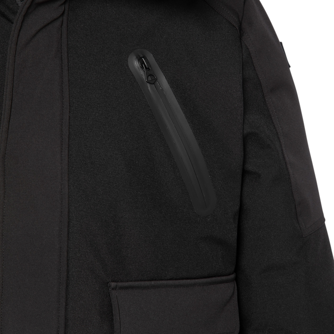 Gros plan sur la poche zippée imperméable du blouson noir Schott Gaveen chez Born2ride en matière soft shell technique