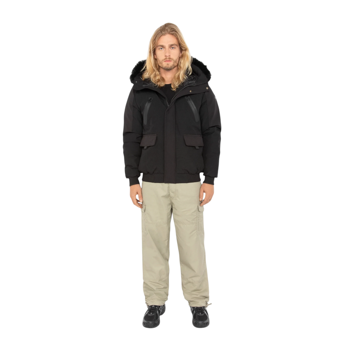 Homme portant le blouson noir Born2ride Schott Gaveen en soft shell avec capuche ajustable et poches frontales