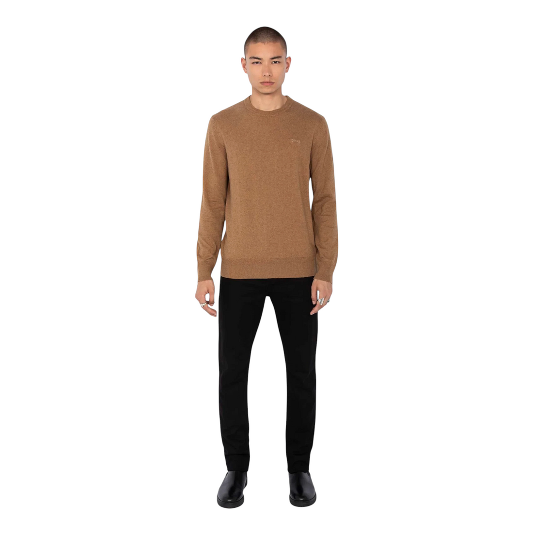 Homme portant un pull col rond Schott en maille fine camel en coton et laine, disponible chez Born2ride