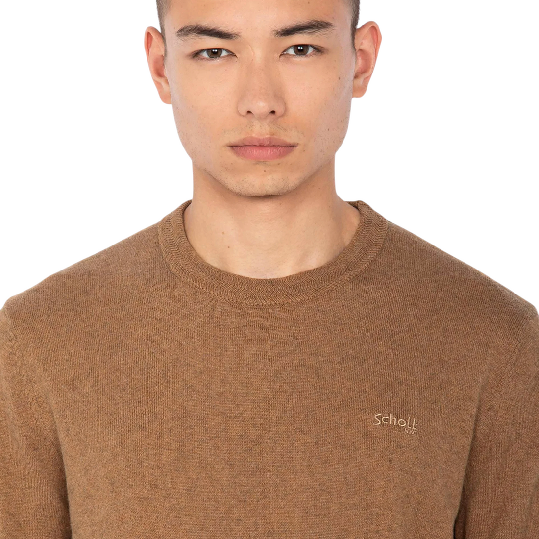 Homme portant un pull col rond Born2ride Schott en maille fine couleur camel avec logo brodé sur la poitrine