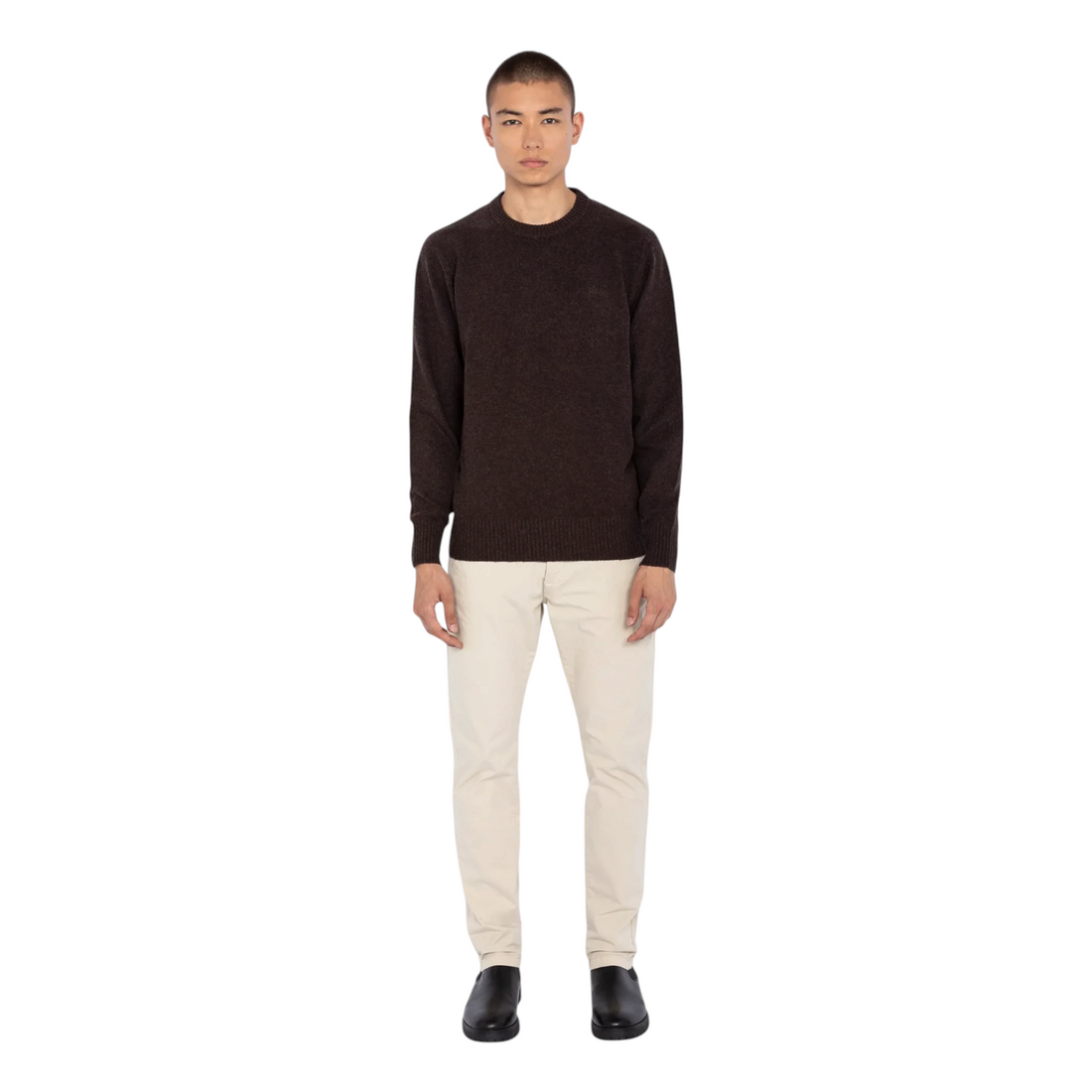 Homme portant un pull Born2ride Schott Pllance1 en laine couleur café à col rond avec finitions côtelées