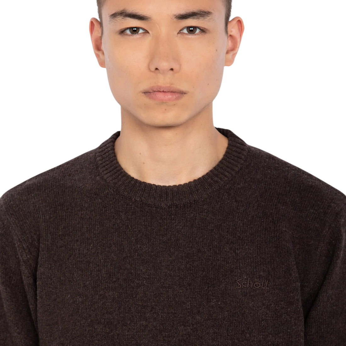 Homme portant un pull Born2ride Schott Pllance1 en laine couleur café avec col rond et finitions côtelées