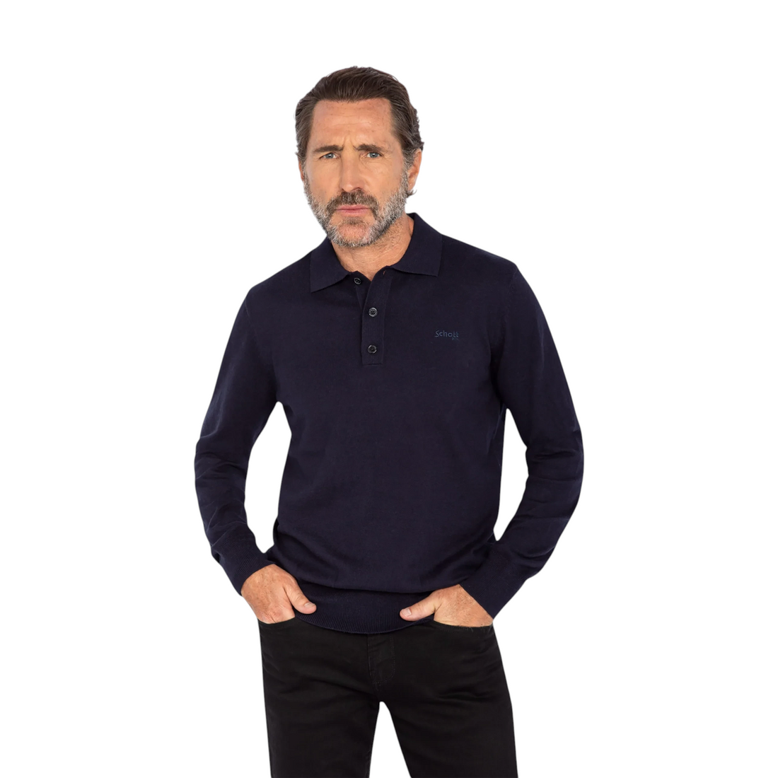 Homme portant un pull polo Born2ride Schott Plbeal7 en maille fine bleu marine avec patte de boutonnage