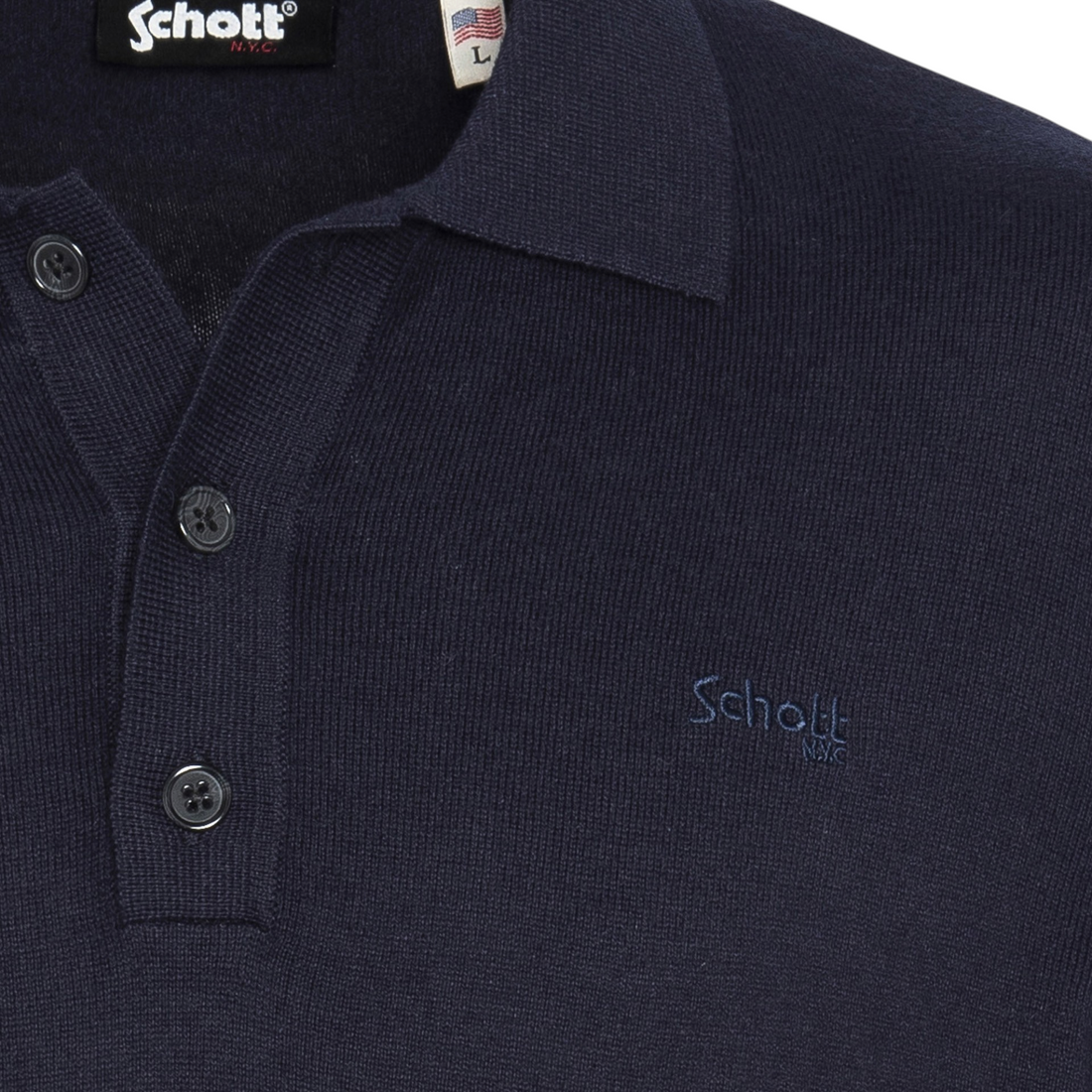 Gros plan sur le pull Born2ride Schott Plbeal7 bleu marine en maille fine avec col polo et logo brodé