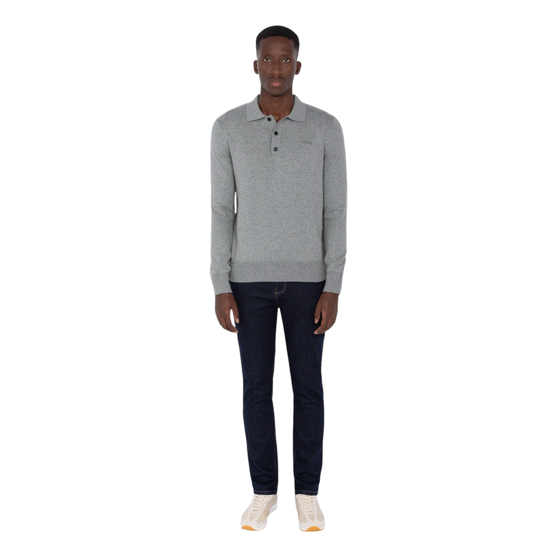 Homme portant un pull polo Born2ride Schott en maille fine gris chiné avec un jean bleu foncé