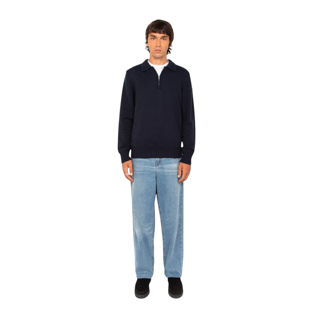 Homme portant un pull Born2ride Schott Pldillon2 bleu marine à col polo zippé et maille fantaisie avec un jean clair