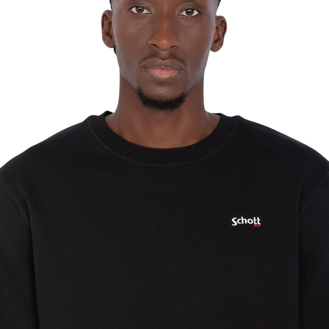 Homme portant un sweatshirt noir Born2ride Schott Swcasual1 en molleton épais avec logo brodé sur la poitrine