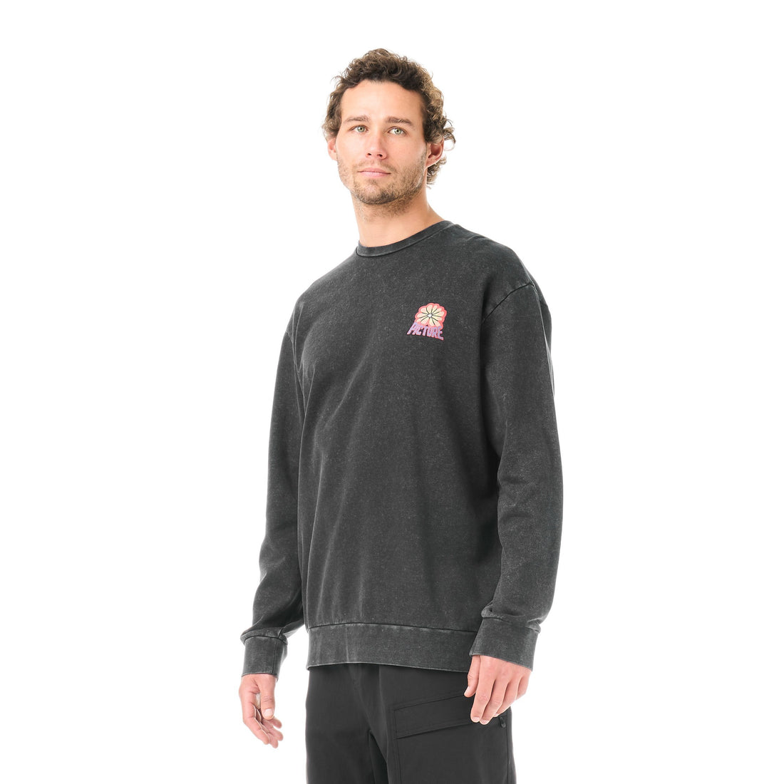 Homme portant le sweat col rond Born2ride Picture Organic Karo Crew en coton biologique noir délavé