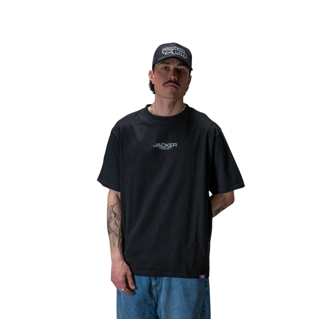 Homme portant le t-shirt noir en coton Alcatraz de la marque Born2ride avec logo sérigraphié sur la poitrine