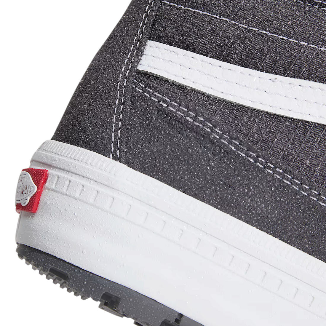 Gros plan sur le talon de la basket montante Born2ride Vans Sk8-Hi MTE gris foncé avec semelle crantée blanche