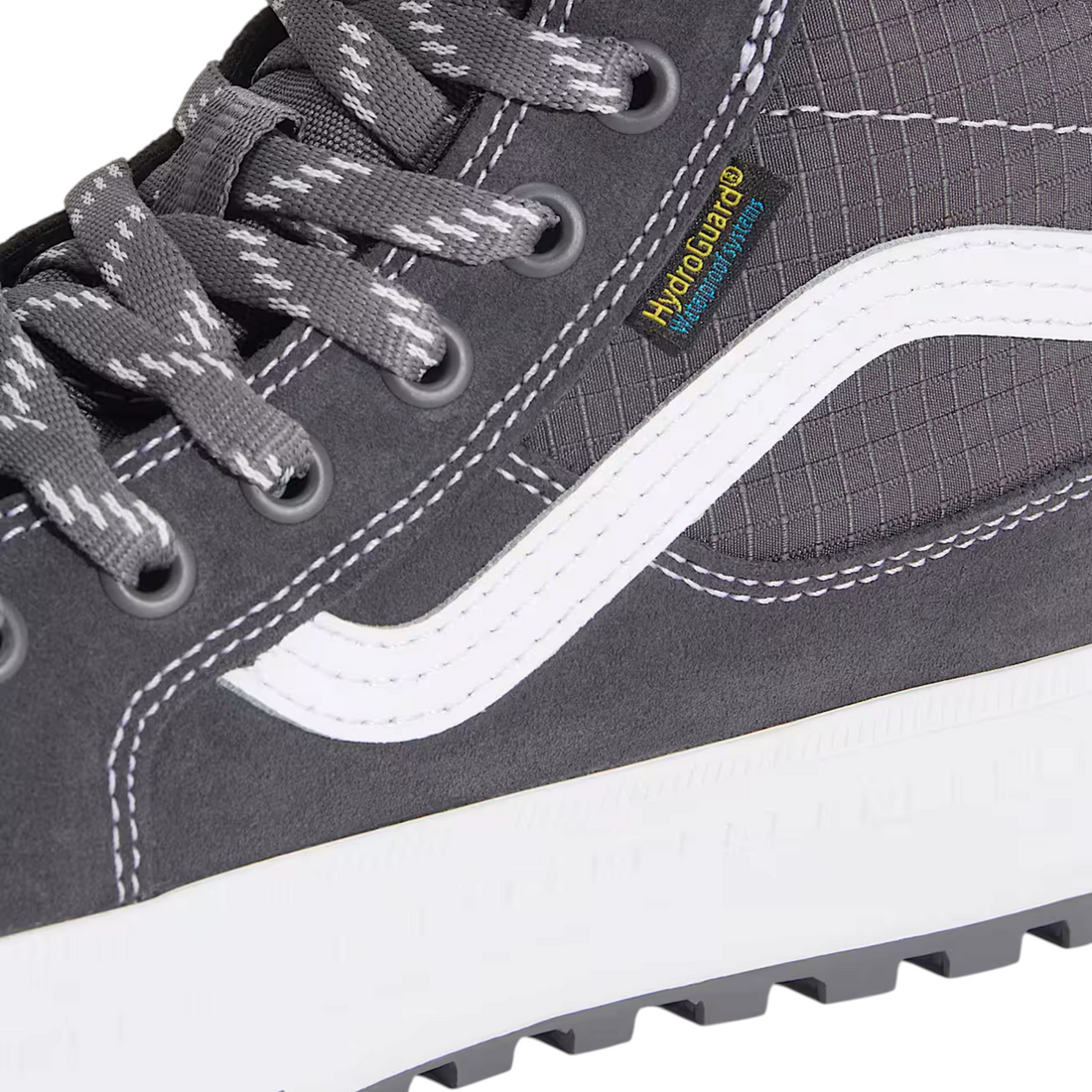 Gros plan sur la basket montante Born2ride Vans Sk8-Hi MTE gris foncé, imperméable avec lacets techniques et semelle crantée