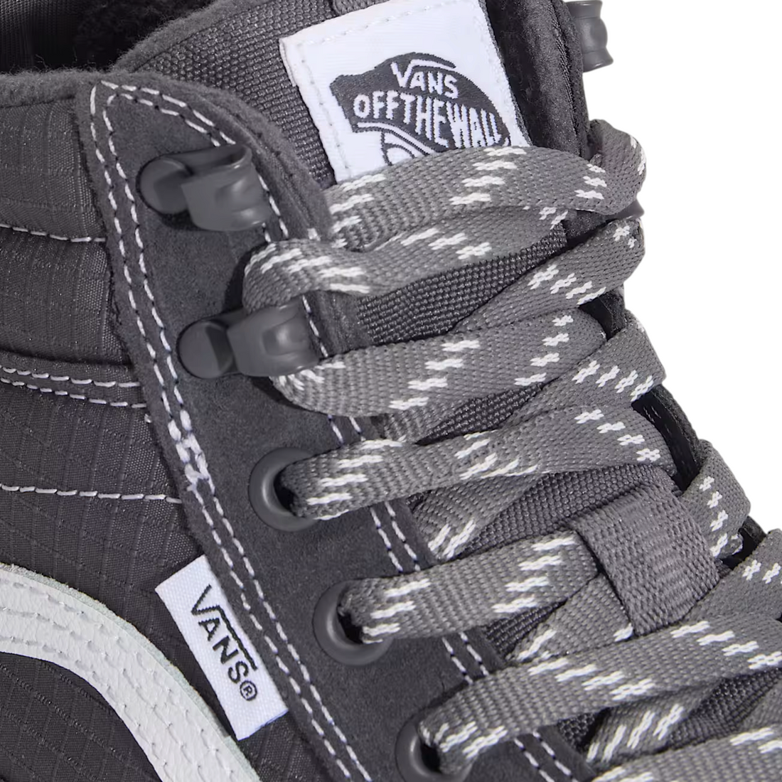 Gros plan sur la basket montante Born2ride Vans Sk8-Hi MTE gris foncé, imperméable et isolée pour l'hiver.