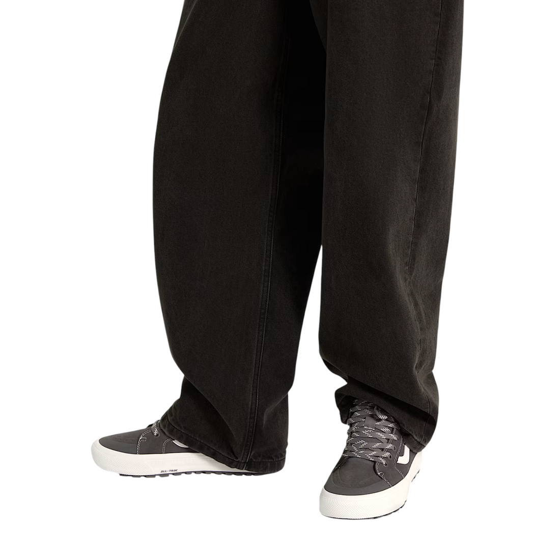 Sneakers montantes Born2ride Vans Sk8-Hi MTE gris foncé imperméables et isolées portées avec un pantalon large
