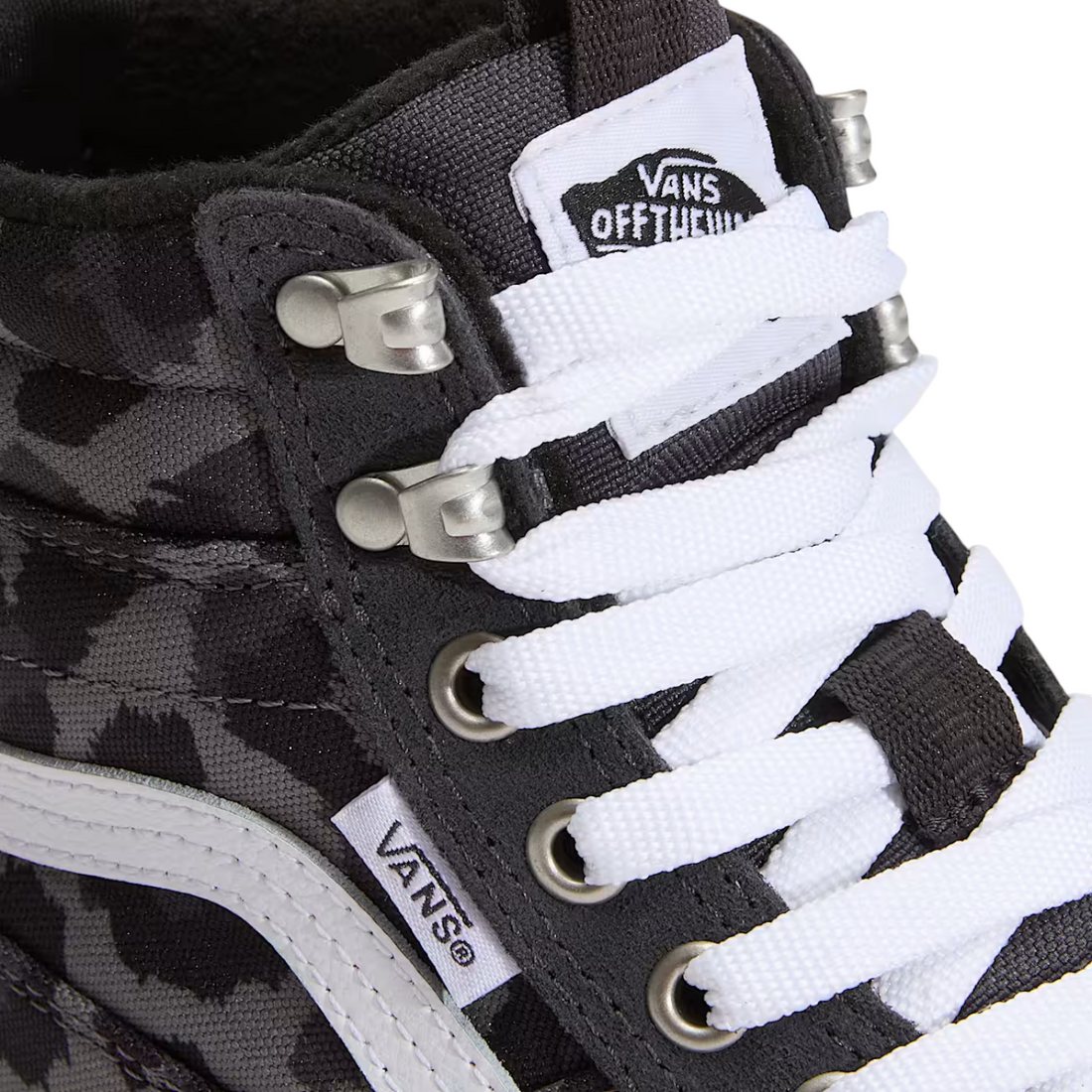 Détail de la basket montante Born2ride Vans Sk8-Hi MTE grise à motif léopard avec lacets blancs et œillets métalliques