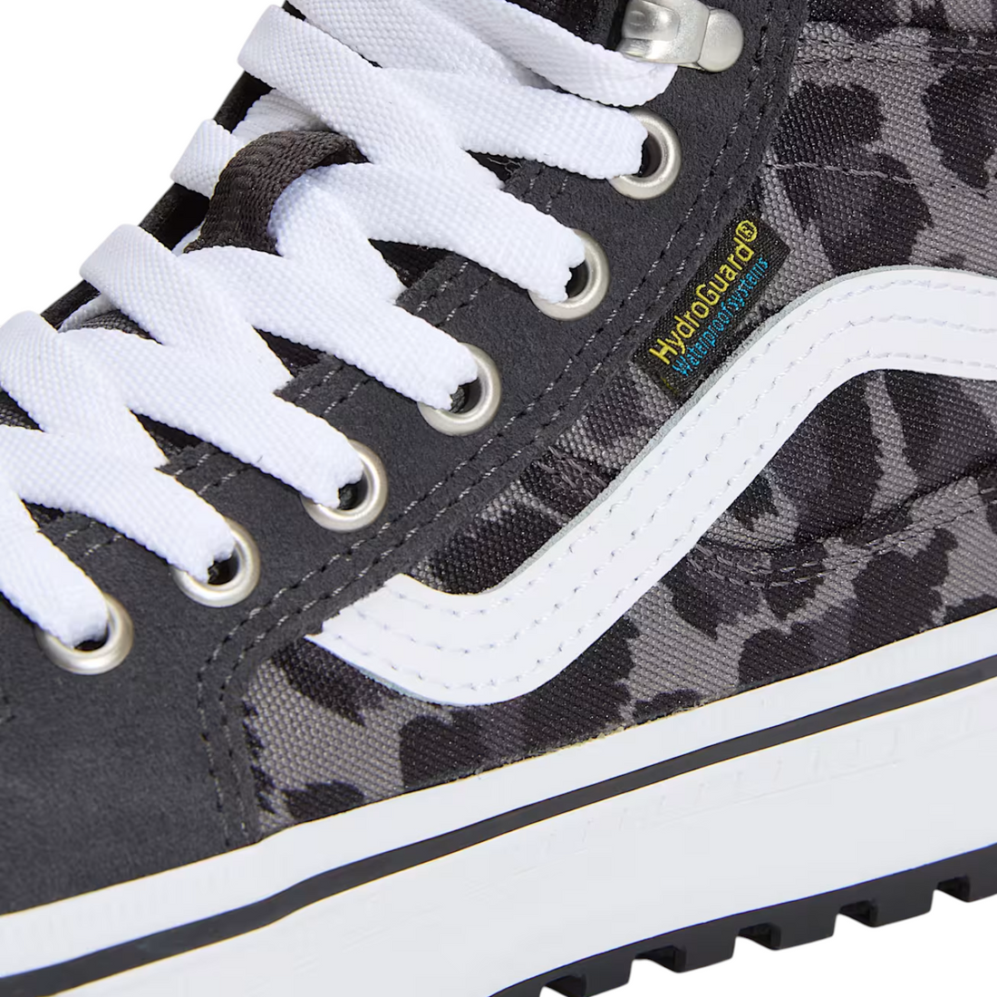 Gros plan sur la basket montante Born2ride Vans Sk8-Hi MTE grise à motif léopard avec lacets blancs et semelle crantée