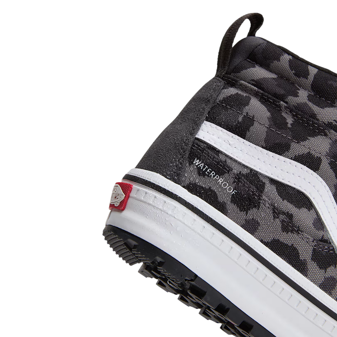 Détail du talon de la basket montante Born2ride Vans Sk8-Hi MTE grise à motif léopard avec inscription Waterproof