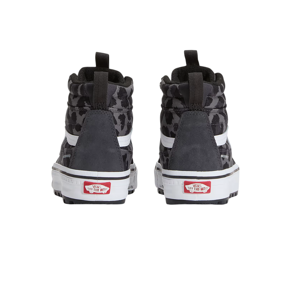 Vue arrière des baskets montantes Born2ride Vans Sk8-Hi MTE grises à motif léopard avec semelle crantée isolée