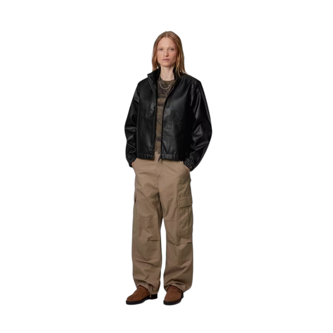 Mannequin portant la veste Arizona noire en simili-cuir de Born2ride avec un pantalon cargo beige