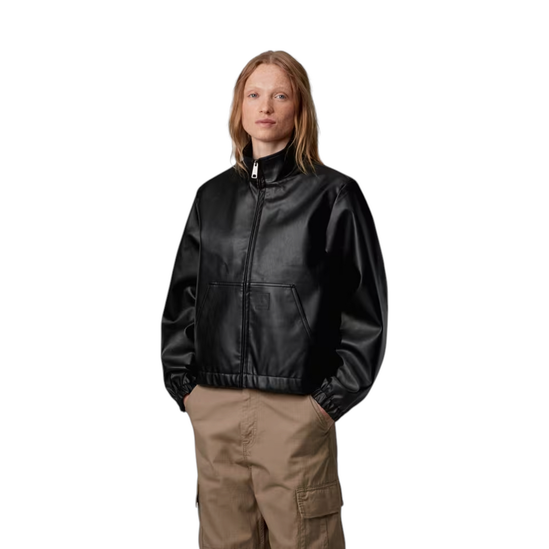 Veste femme Carhartt WIP Arizona en simili-cuir noir avec col montant et fermeture zippée, portée par un mannequin