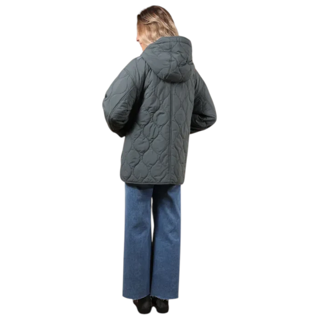 Veste matelassée Oxbow Paddy-jk couleur gris étain portée par une femme, vue de dos, disponible chez Born2ride