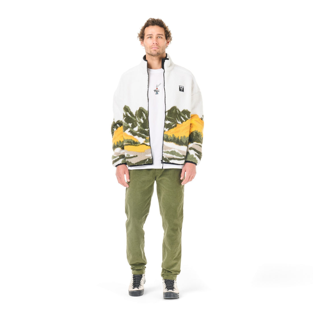 Homme portant la veste polaire Born2ride Picture Organic Hafdals en sherpa jacquard avec motif montagne