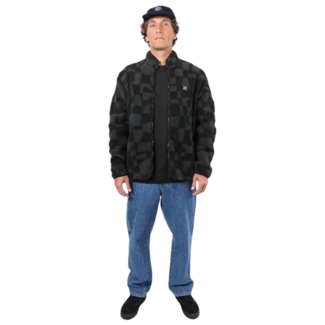 Homme portant une veste sherpa noire Oxbow Twist-wrm à motifs imprimés, bords élastiqués et doublure filet chez Born2ride