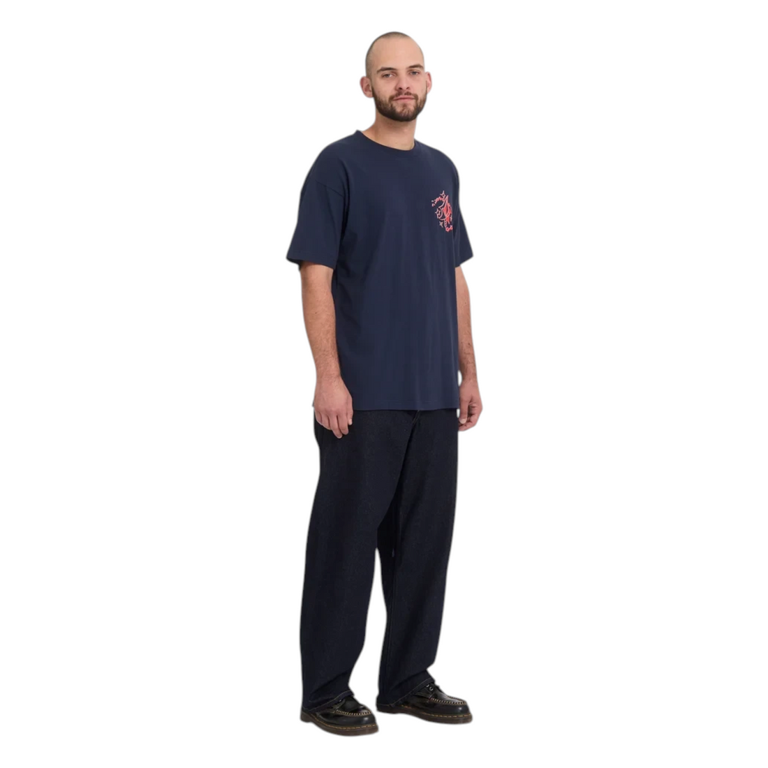 Homme portant un jean Volcom Billow Denim brut coupe large et un t-shirt bleu marine, style décontracté Born2ride