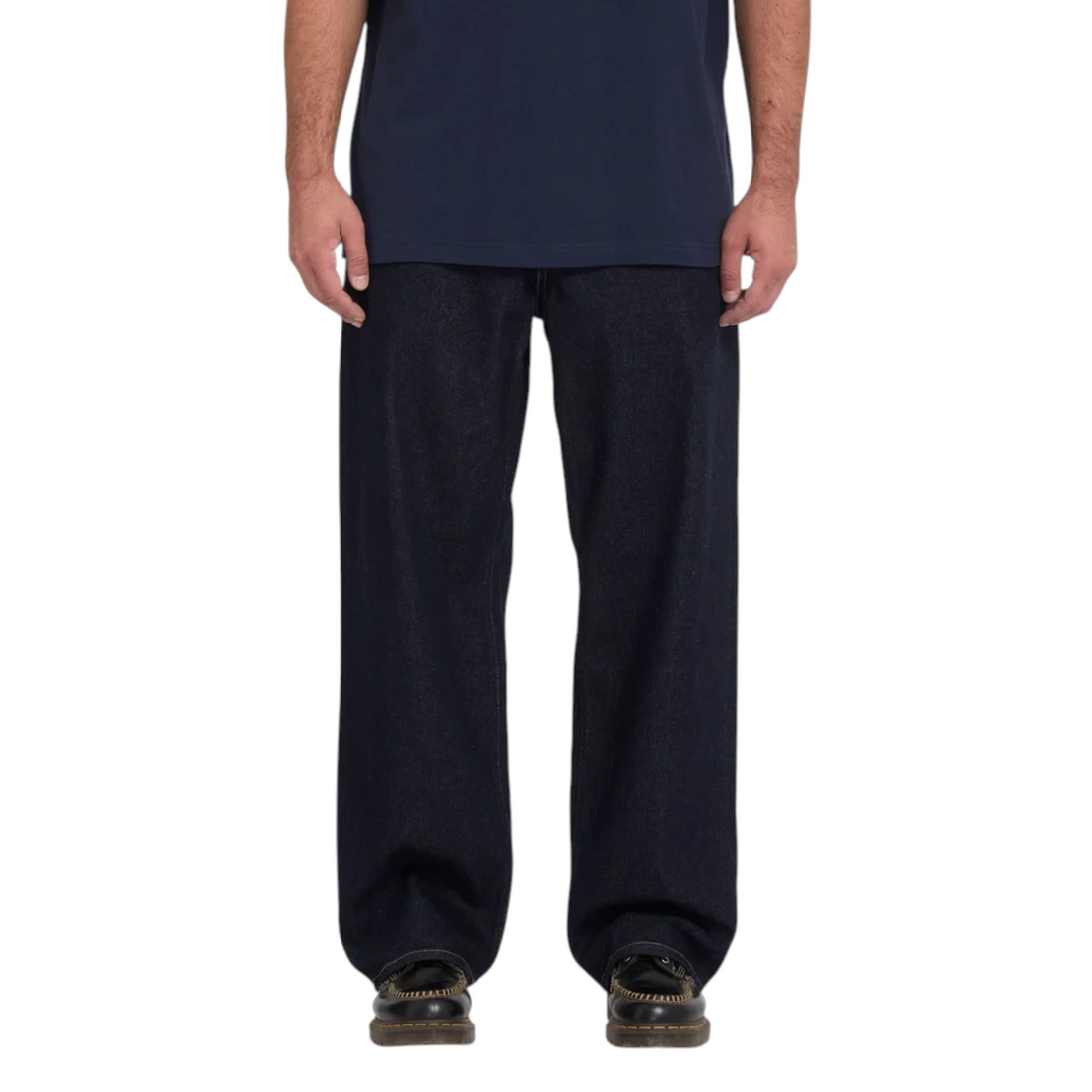 Jean Born2ride Volcom Billow Denim coupe loose en toile brute indigo foncée 100% coton porté par un homme
