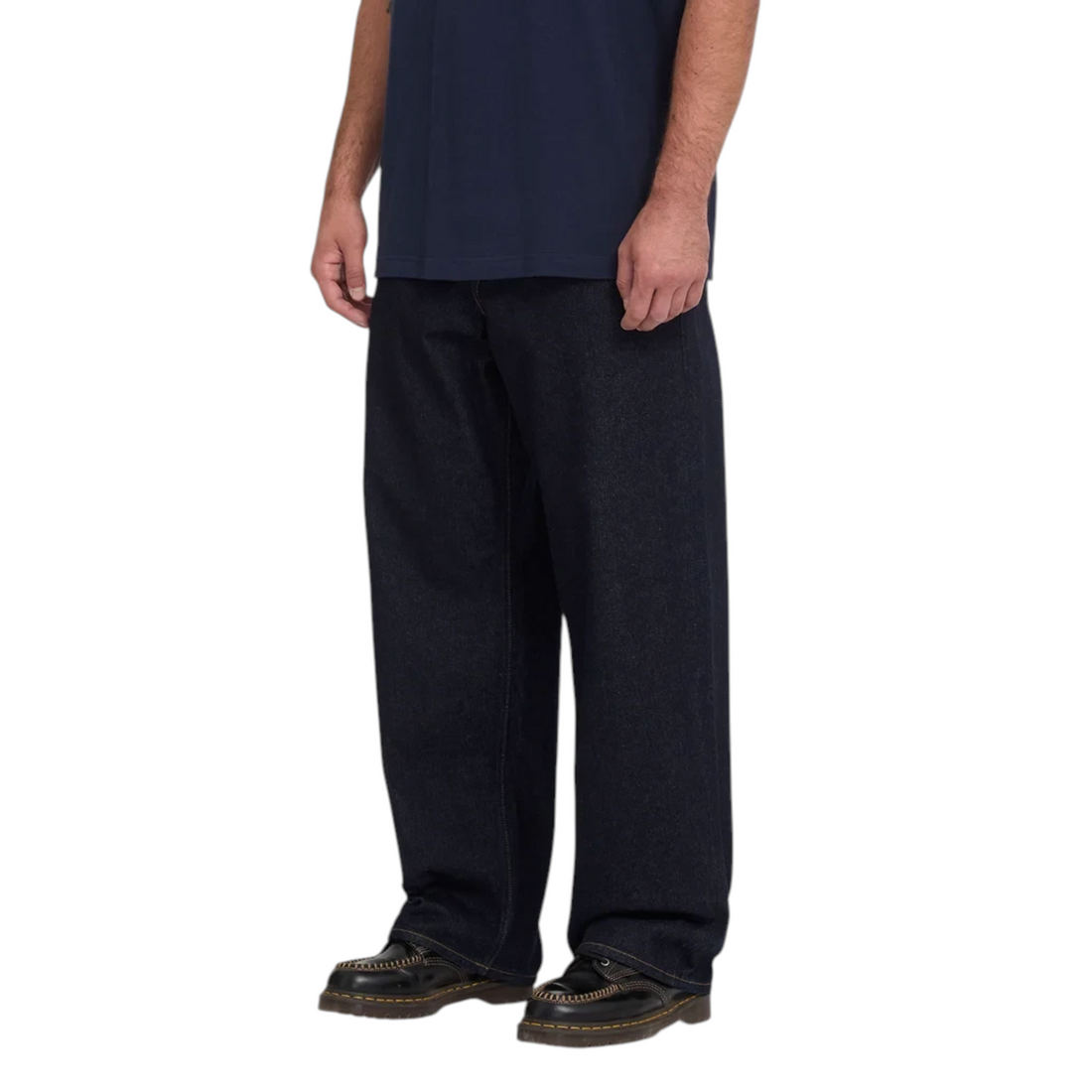 Jean Born2ride Volcom Billow Denim coupe loose en toile brute indigo foncée 100% coton porté par un homme