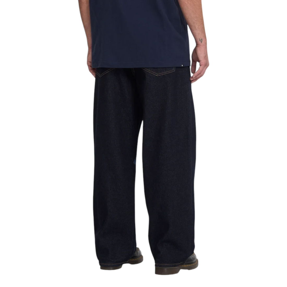 Jean Volcom Billow Denim Raw coupe loose en coton brut bleu foncé porté par un homme, vue de dos, chez Born2ride