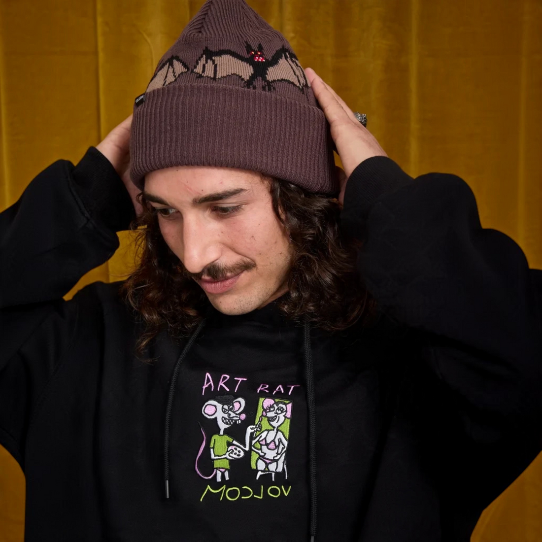 Bonnet Born2ride Volcom Fa Beanie Ozzy couleur raisin avec motif chauve-souris porté par un homme