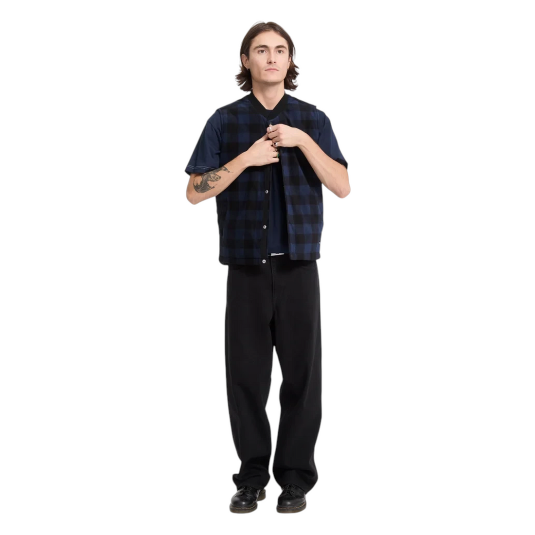 Homme portant un gilet Born2ride Volcom Bowered à carreaux bleu et noir sur un t-shirt sombre