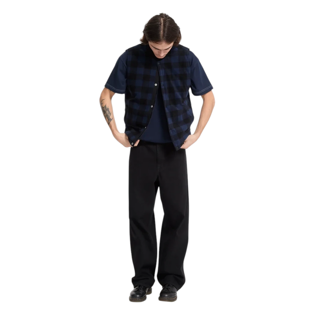 Homme portant un gilet sans manches Born2ride Volcom Bowered à carreaux bleu marine et noir sur un t-shirt sombre