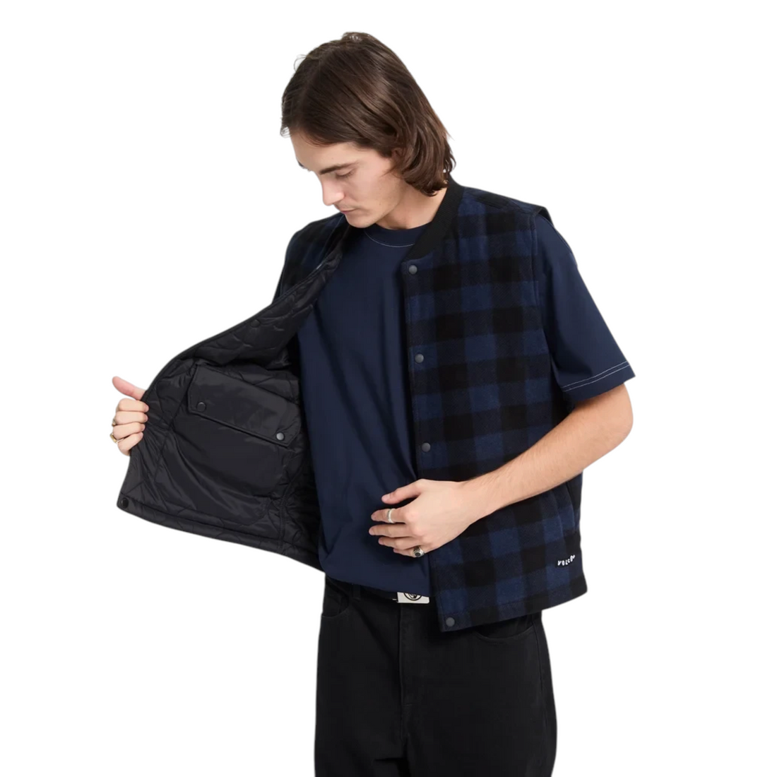 Homme portant un gilet sans manches Born2ride Volcom Bowered à carreaux bleu et noir avec doublure matelassée