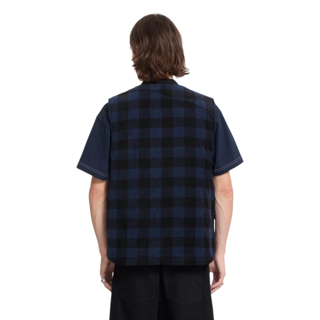 Homme portant un gilet Born2ride Volcom Bowered à carreaux bleu et noir sur un t-shirt bleu marine