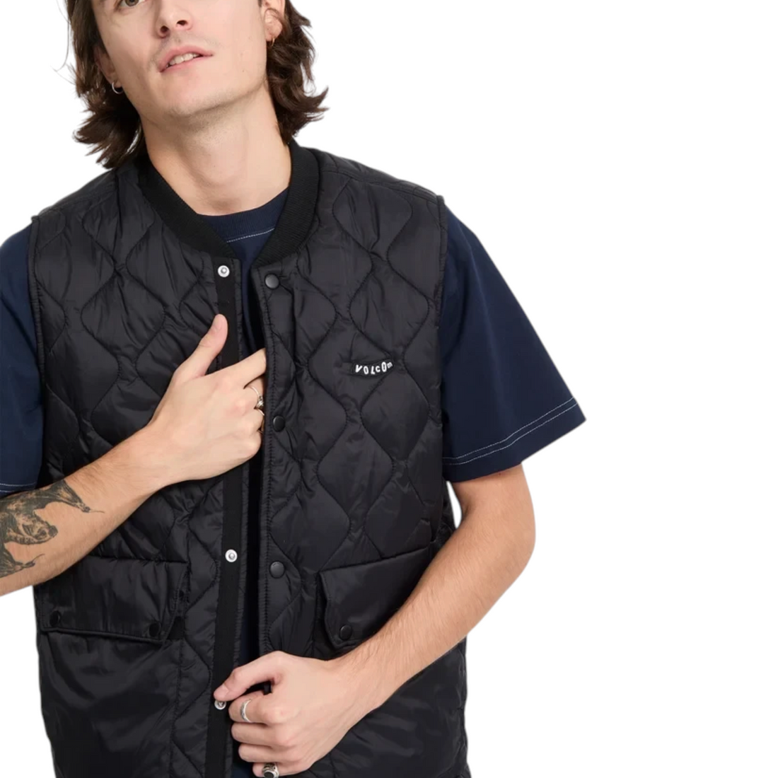 Homme portant un gilet matelassé noir Born2ride Volcom Bowered avec fermeture à boutons-pression et poches avant