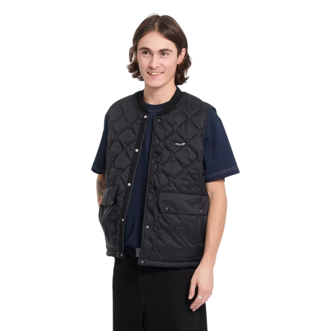 Homme portant une veste sans manches matelassée noire Volcom Bowered de Born2ride avec poches à rabat