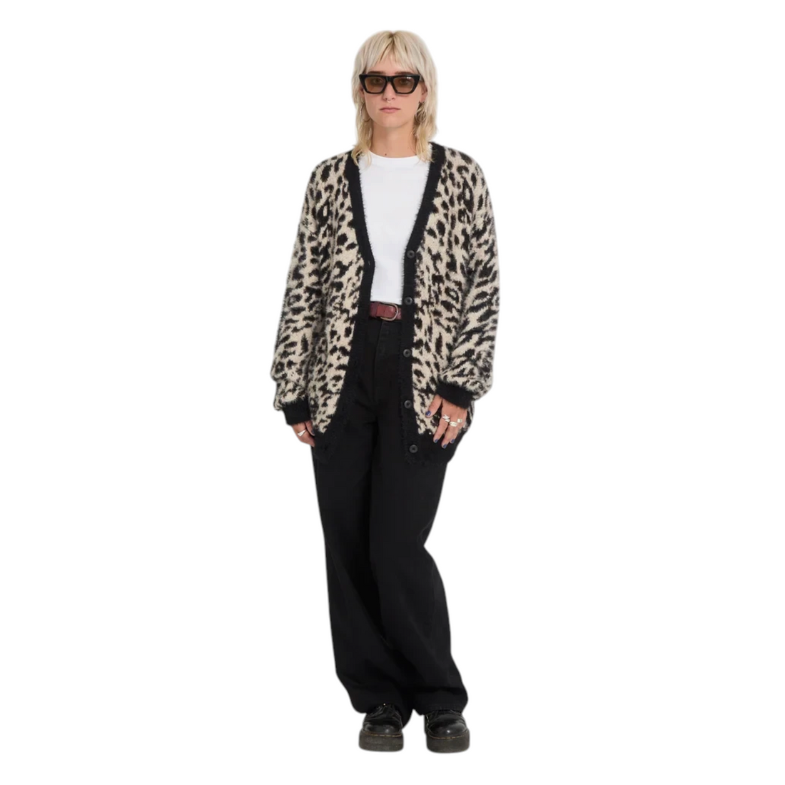 Modèle portant le cardigan Born2ride Volcom Tigardi en maille douce à imprimé animalier avec bordures noires