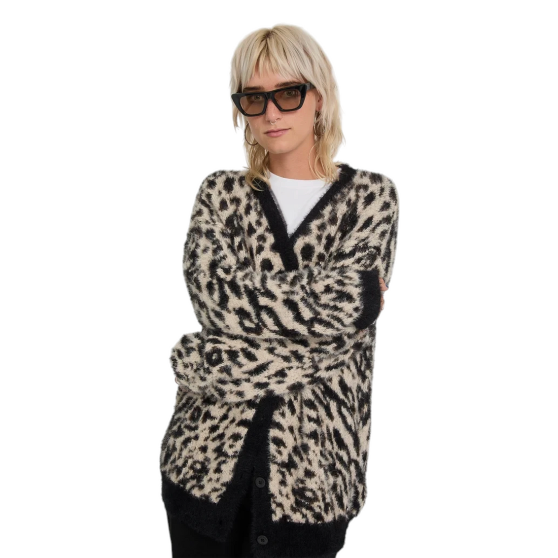 Cardigan Born2ride Volcom Tigardi en maille douce à imprimé léopard avec bordures noires, porté par une femme