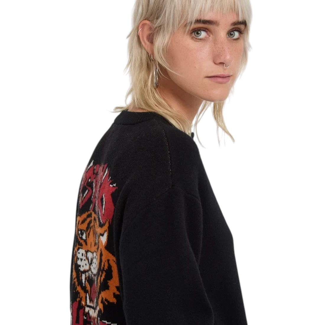Cardigan noir Born2ride Volcom FA Ozzy en tricot doux avec motif tigre coloré au dos porté par une femme