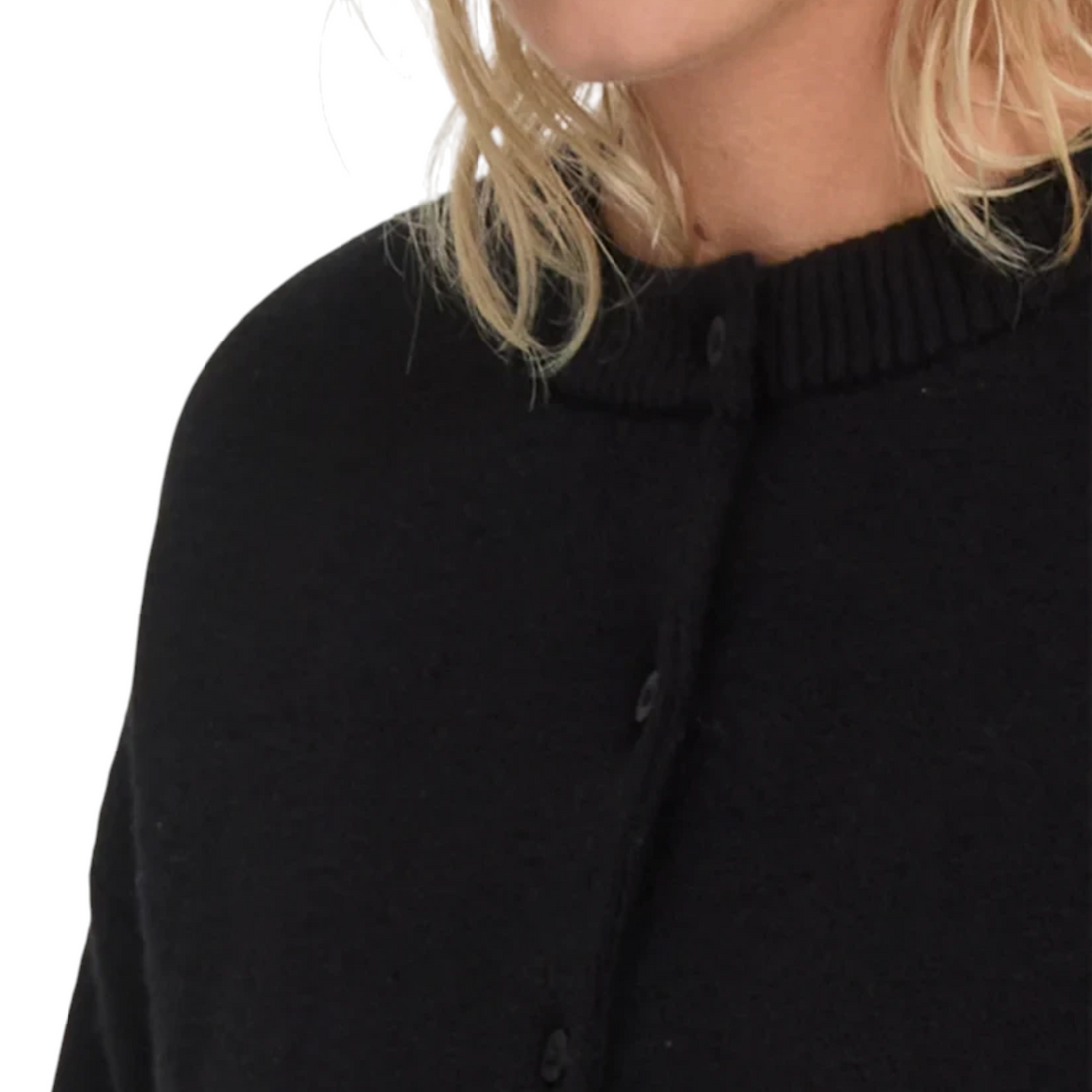 Cardigan noir Volcom FA Ozzy en tricot doux avec boutonnage frontal, porté par une femme chez Born2ride
